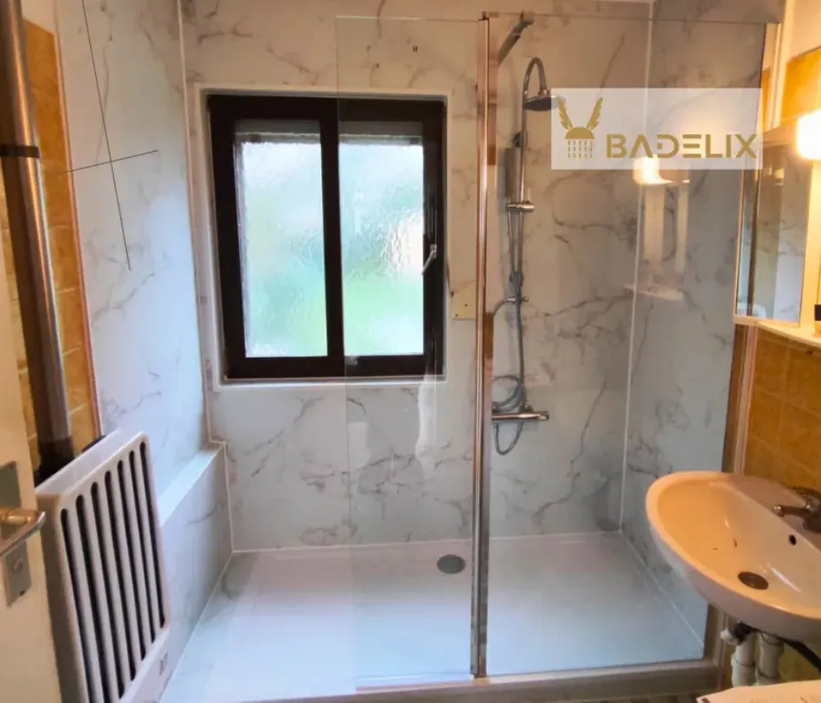 Nachher: Aus der Badewanne wird eine helle, offene Dusche in Marmoroptik